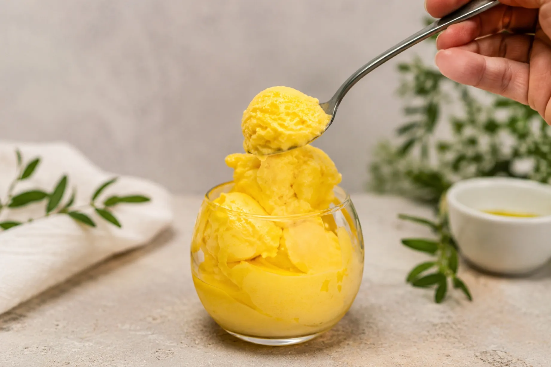 Aceite de oliva virgen extra en platos fríos de verano con ingredientes frescos y saludables