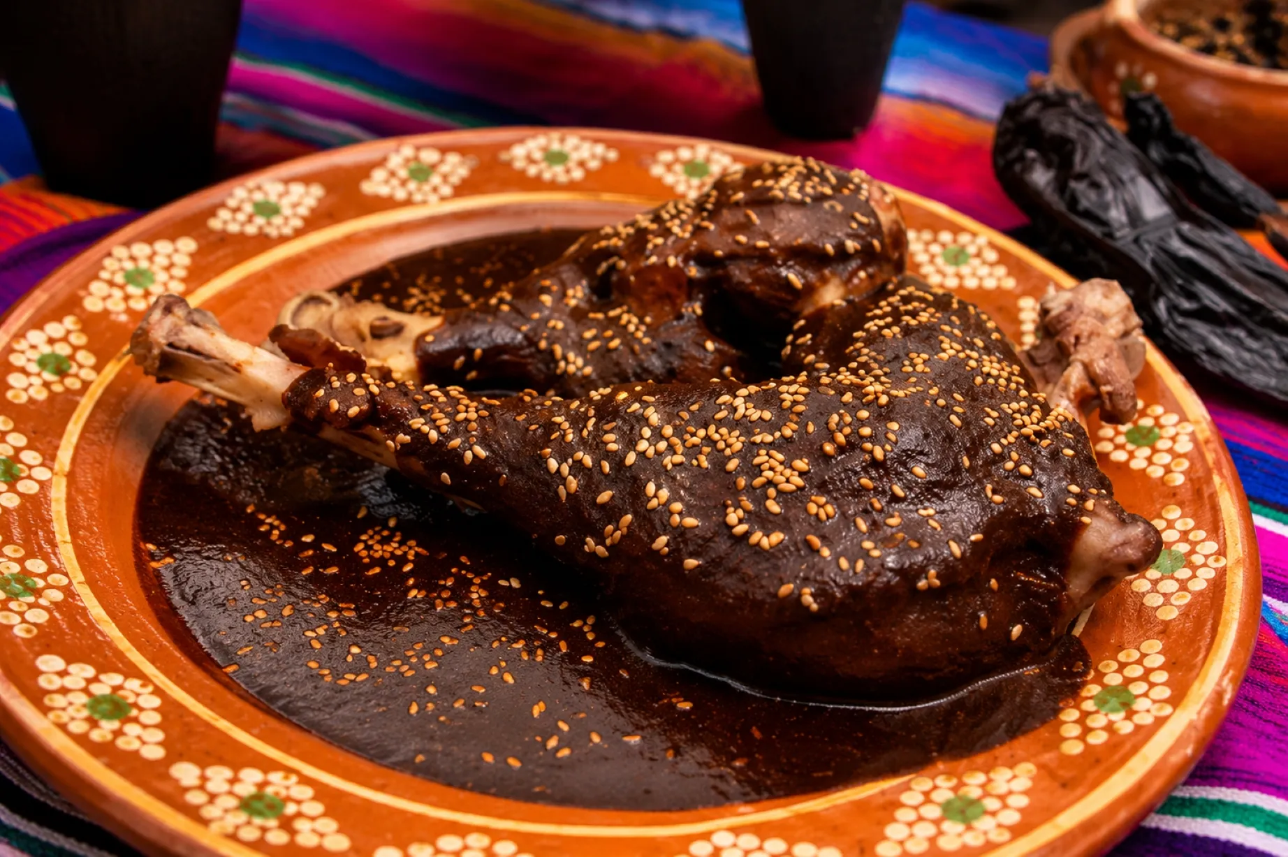 Mole poblano tradicional en Puebla durante festival gastronómico mexicano con ingredientes naturales y cocina artesanal