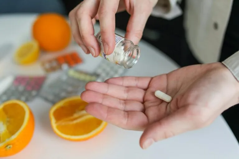 Riesgos de mezclar suplementos vitaminas sin control médico y exceso de nutrientes