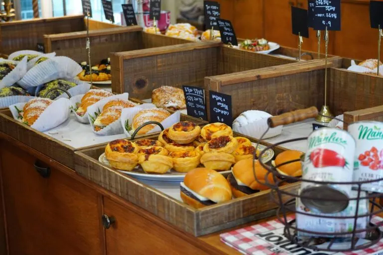Tarta artesanal y repostería saludable con ingredientes equilibrados en una panadería española