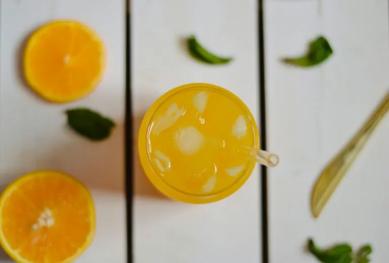 Vaso de jugo de naranja relacionado con bienestar emocional y hábitos saludables diarios