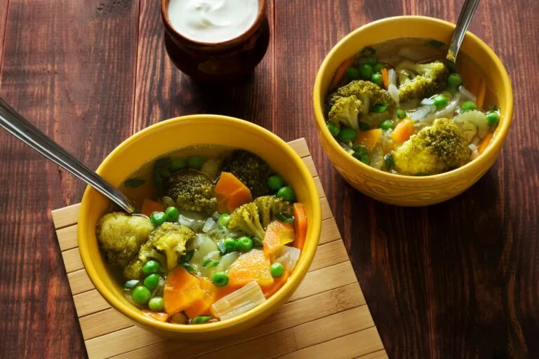 Caldo de verduras saludable con técnica de chef Michelin que mejora sabor y conserva nutrientes