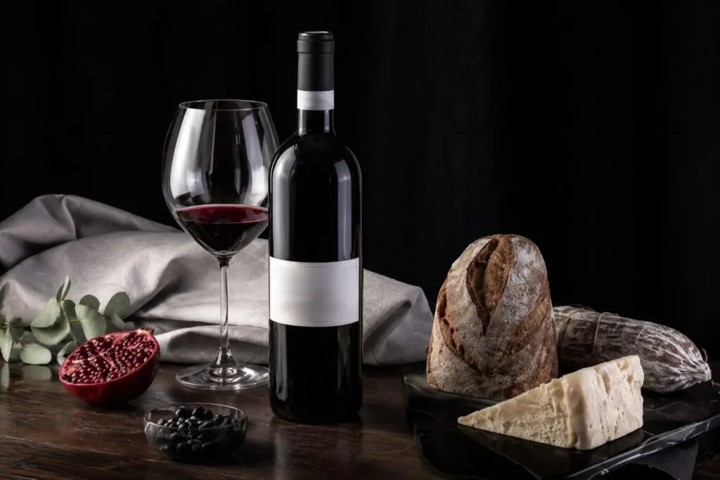 Vino Dolcetto italiano servido durante una comida equilibrada con alimentos mediterráneos