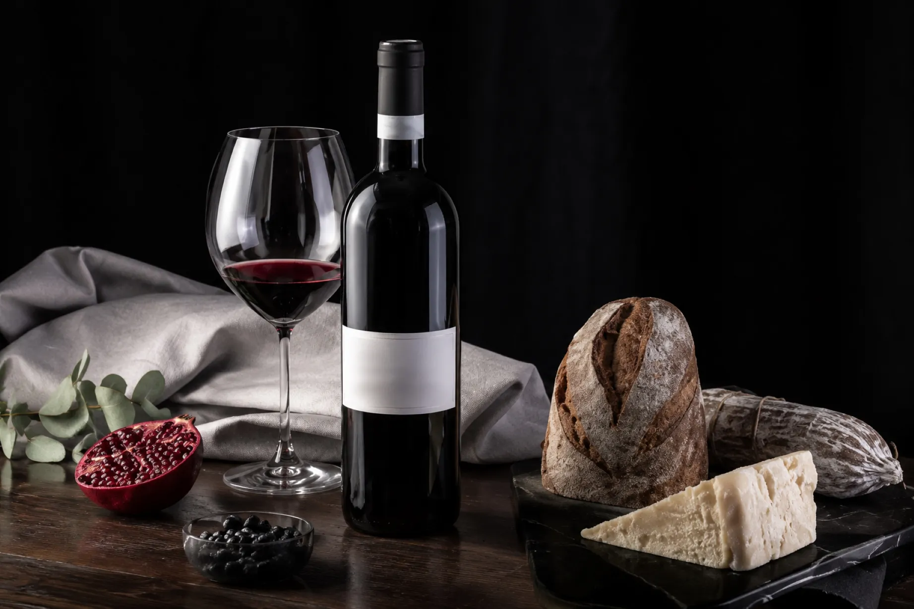 Vino Dolcetto italiano servido durante una comida equilibrada con alimentos mediterráneos
