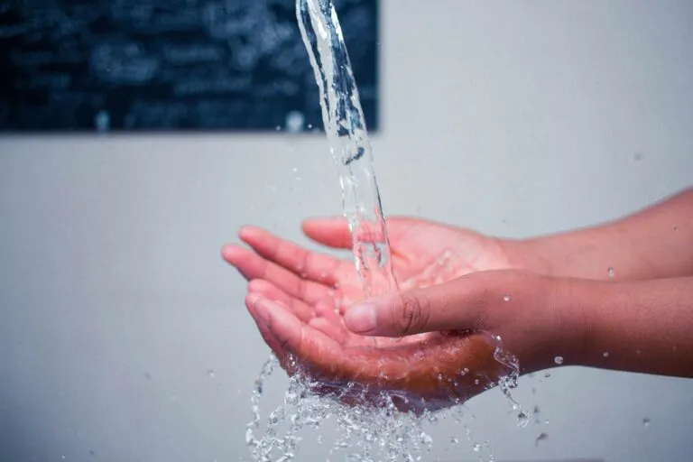 Agua potable segura con sistemas de control para proteger la salud pública y prevenir riesgos sanitarios