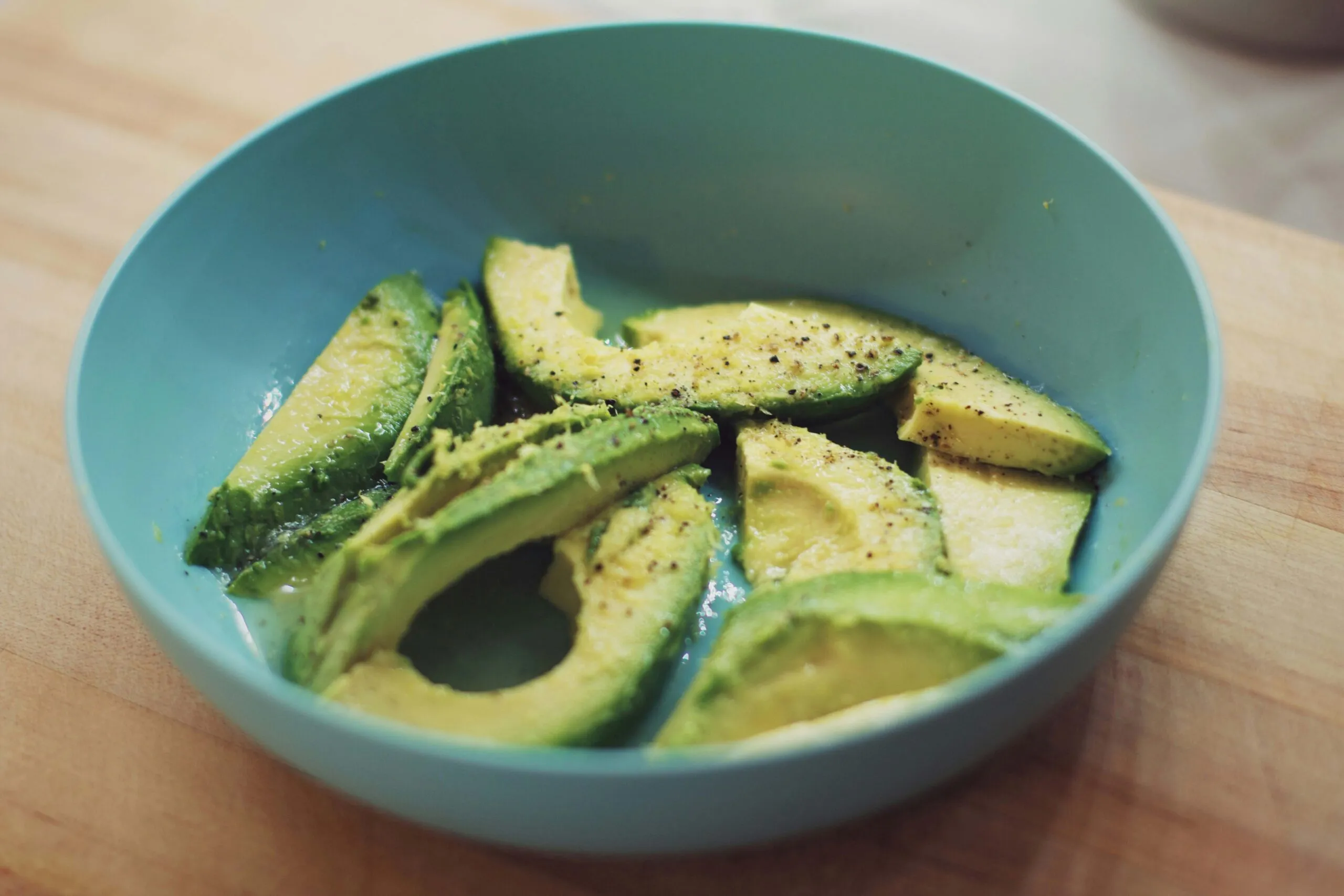 Aguacate fresco conservado con técnicas de refrigeración y almacenamiento para mantener color y textura