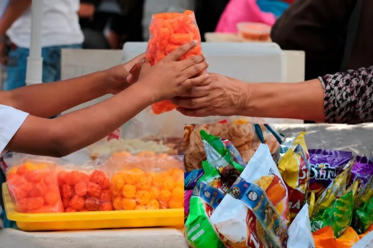 Comida chatarra y alimentos ultraprocesados relacionados con salud pública y hábitos alimenticios en México