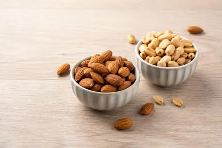 Almendras y maní con grasas saludables, fibra y antioxidantes para favorecer la salud cardiovascular y la nutrición diaria