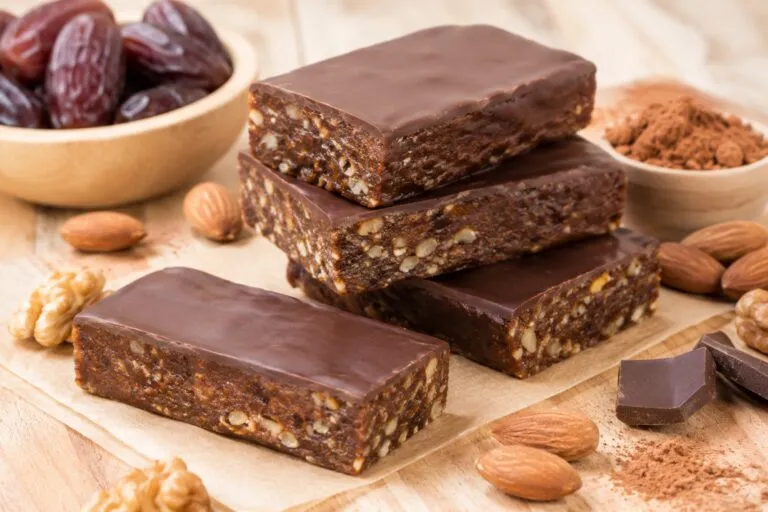 Barras energéticas con dátiles y chocolate preparadas sin horno para colaciones prácticas y saludables