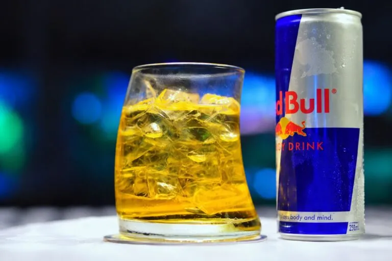 Bebidas energéticas y alcohol pueden ocultar la embriaguez y elevar riesgos cardiovasculares