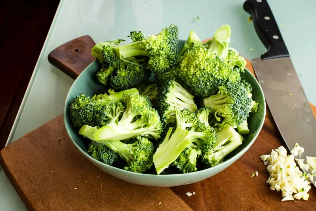 Brócoli fresco rico en fibra, vitaminas y antioxidantes que favorecen la salud digestiva, inmunológica y ósea.