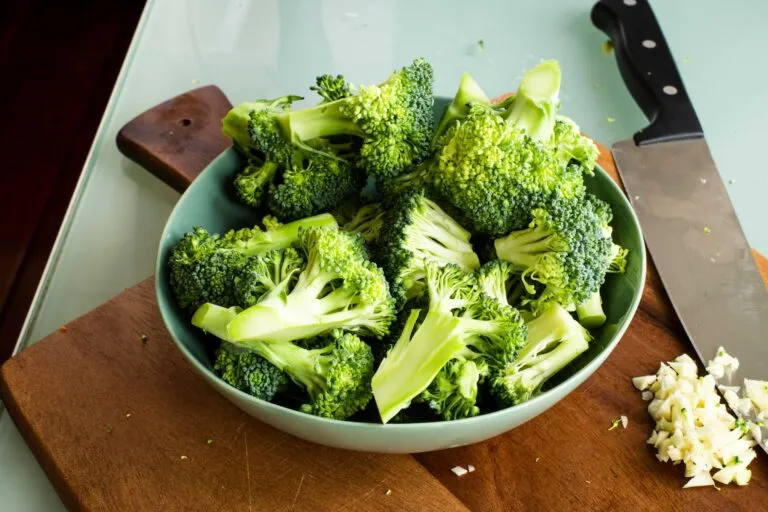 Brócoli fresco rico en fibra, vitaminas y antioxidantes que favorecen la salud digestiva, inmunológica y ósea.