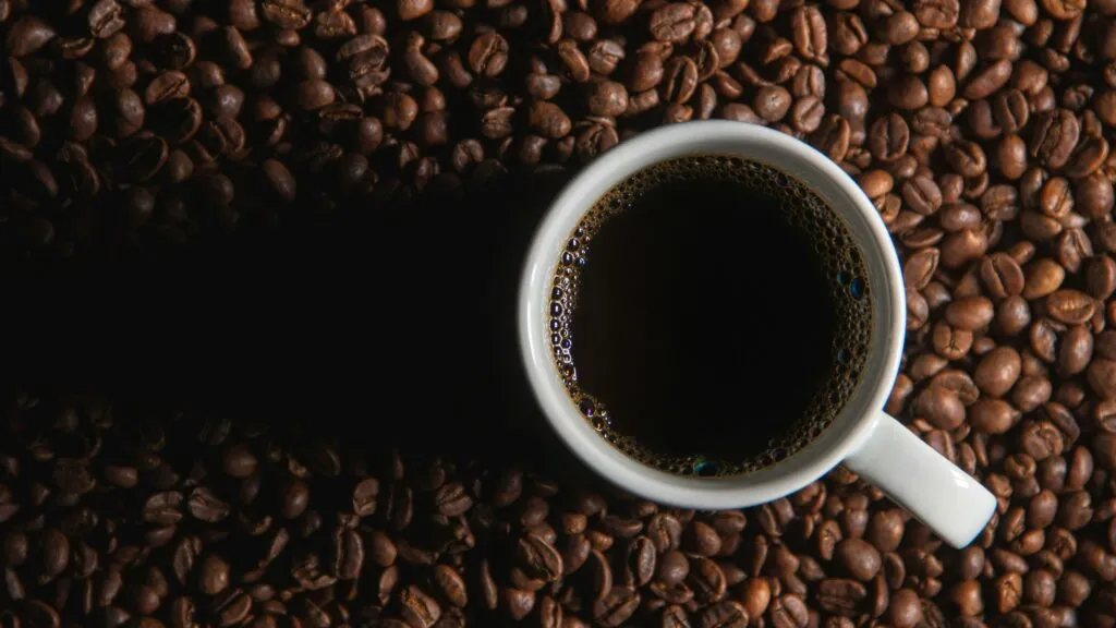 Taza de café natural con cafeína relacionada con beneficios para la salud cerebral y hábitos de alimentación saludable