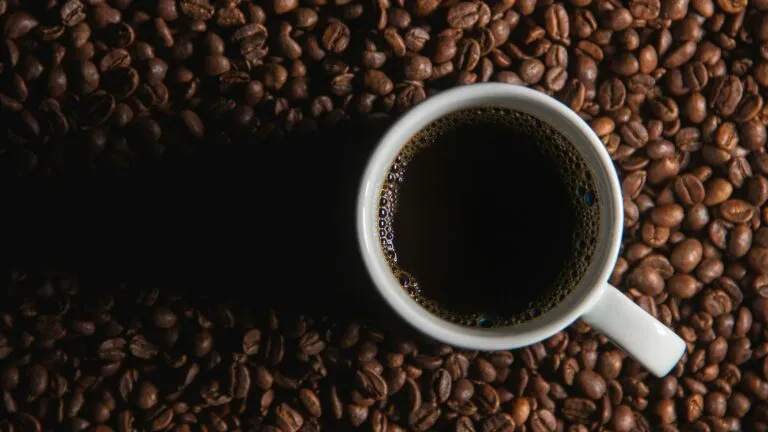 Taza de café natural con cafeína relacionada con beneficios para la salud cerebral y hábitos de alimentación saludable