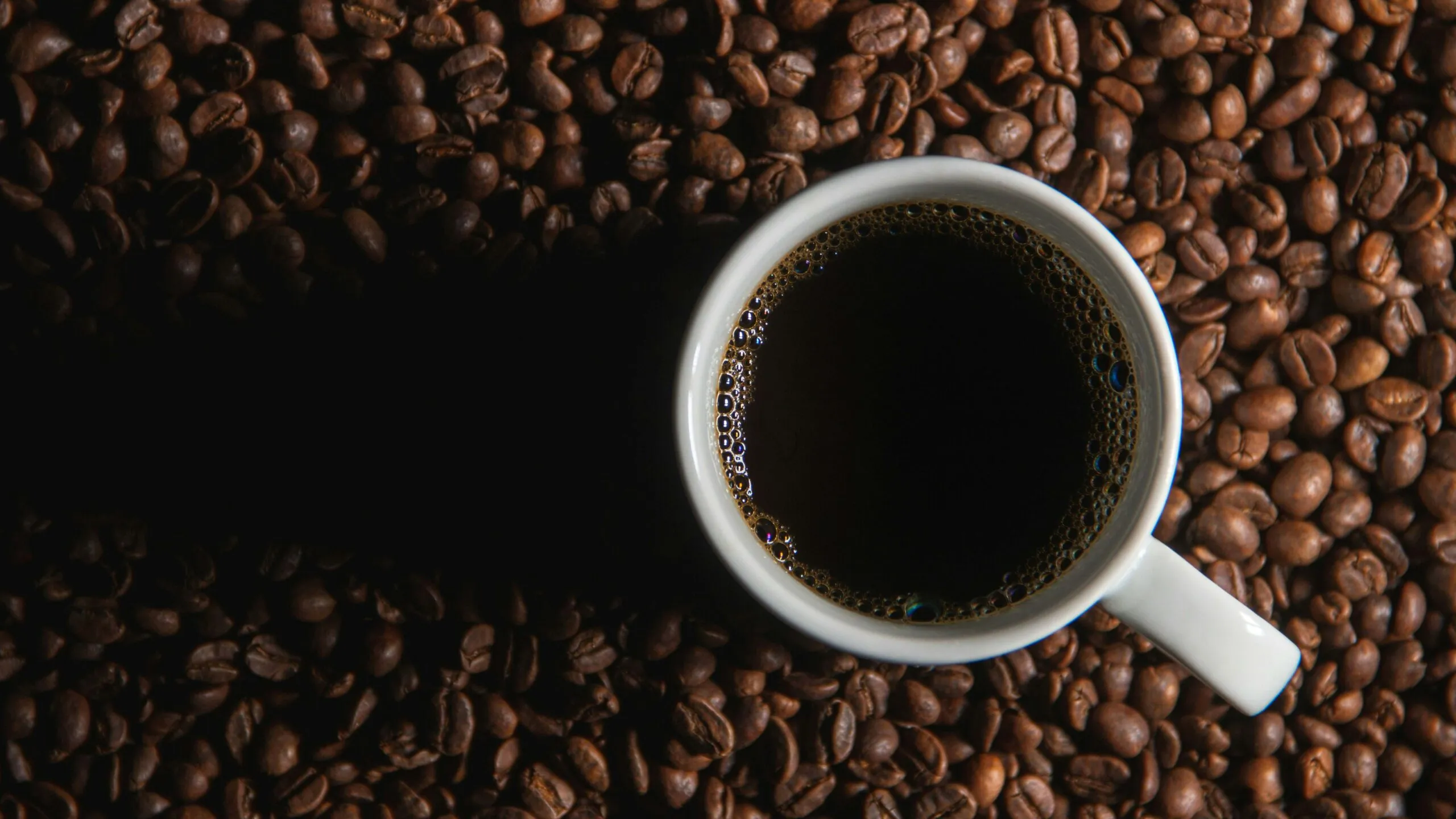 Taza de café natural con cafeína relacionada con beneficios para la salud cerebral y hábitos de alimentación saludable