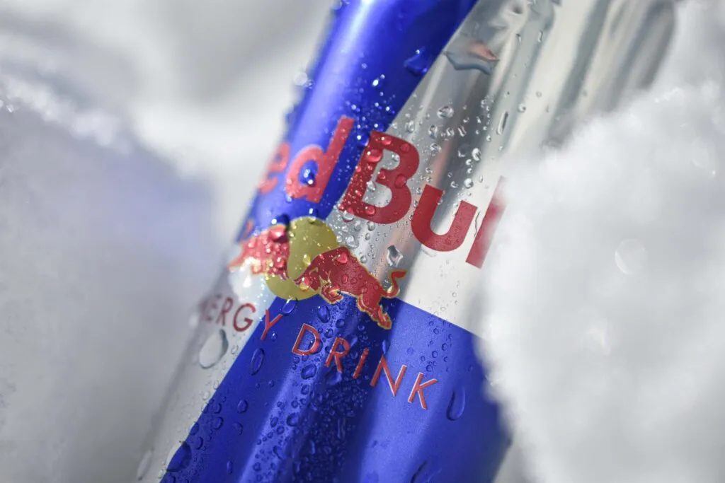 Cafeína en bebidas energéticas comparada entre Red Bull, Monster y otras marcas populares