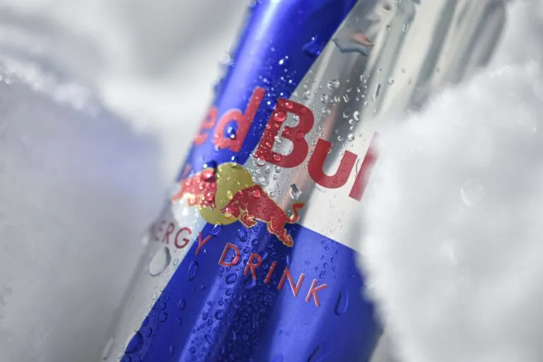 Cafeína en bebidas energéticas comparada entre Red Bull, Monster y otras marcas populares