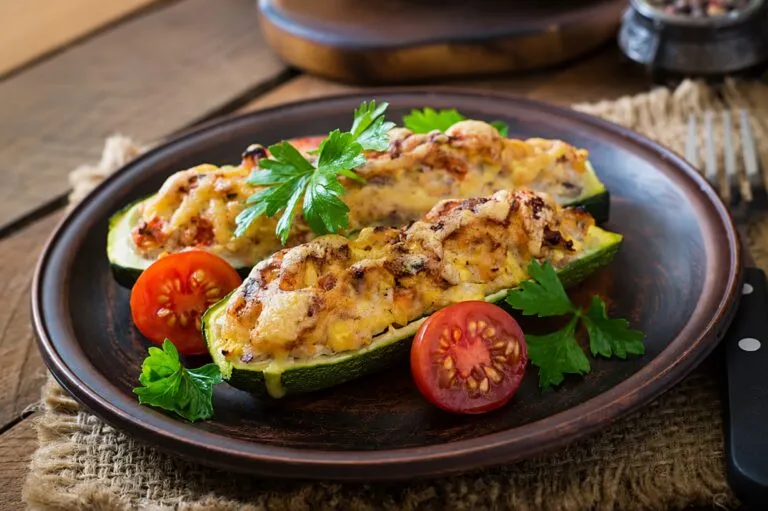 Calabacitas rellenas al horno con verduras y proteínas en una comida saludable y fácil de preparar