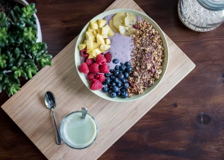 Desayuno saludable con alimentos ricos en proteína y fibra para apoyar la salud cardiovascular