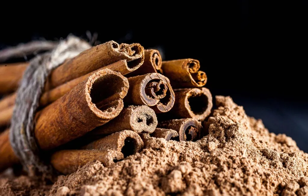 Canela para la glucosa acompañando alimentos saludables en una mesa equilibrada