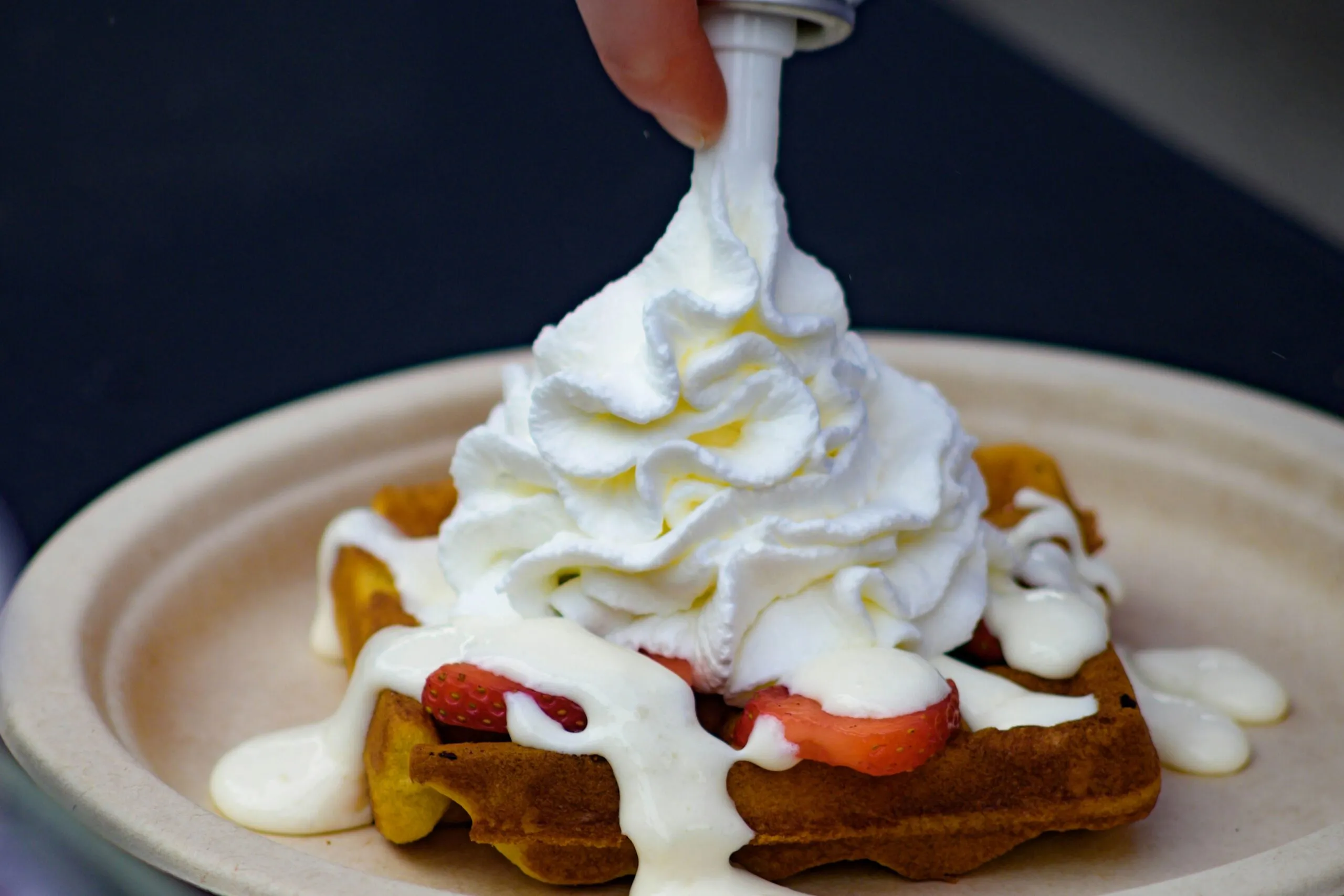 Crema chantilly preparada en 10 minutos con textura firme para decorar postres y frutas frescas