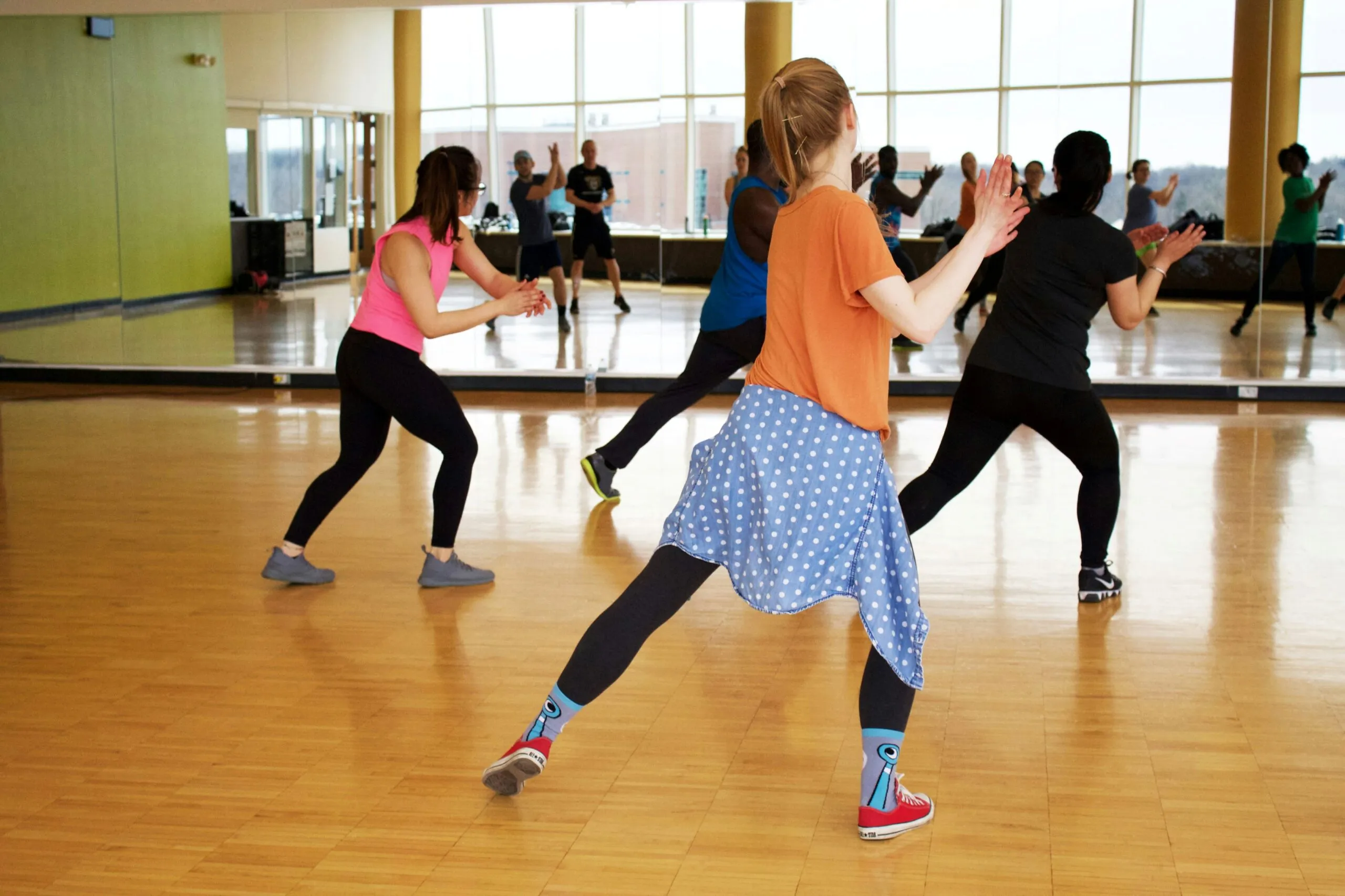 Persona practicando baile para mejorar la salud física, mental y cognitiva mediante ejercicio cardiovascular.
