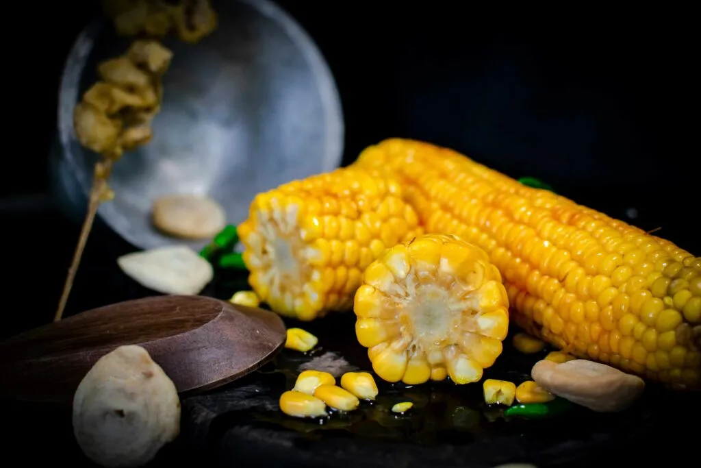 Maíz procesado y maíz natural en una comparación sobre alimentación saludable y nutrición.