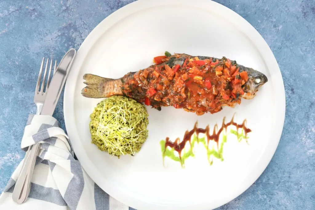Pescado para ganar músculo con proteína completa y omega 3 sobre una mesa con alimentos saludables.