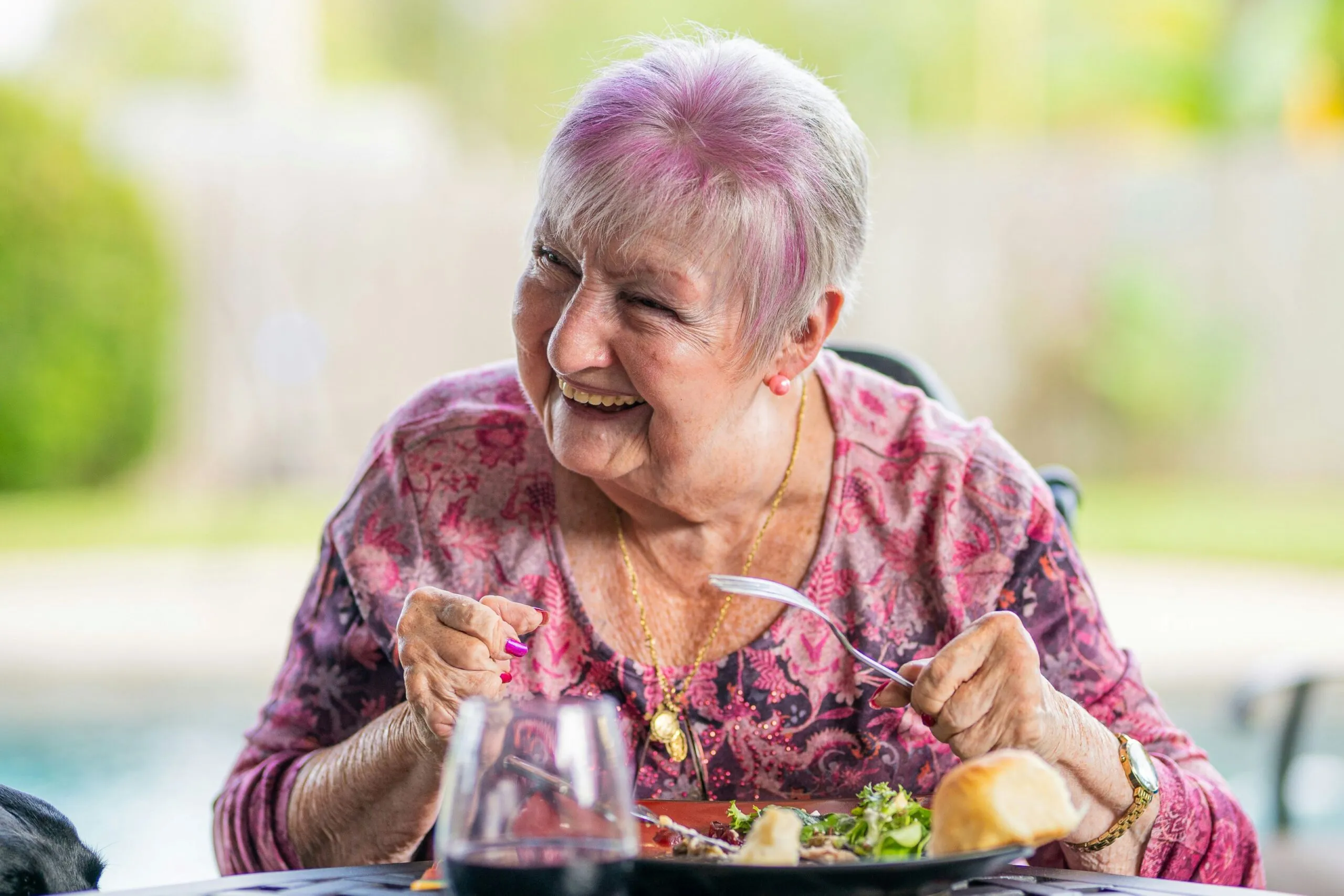 Hábitos saludables contra la osteoporosis con alimentación, ejercicio y prevención para fortalecer los huesos.