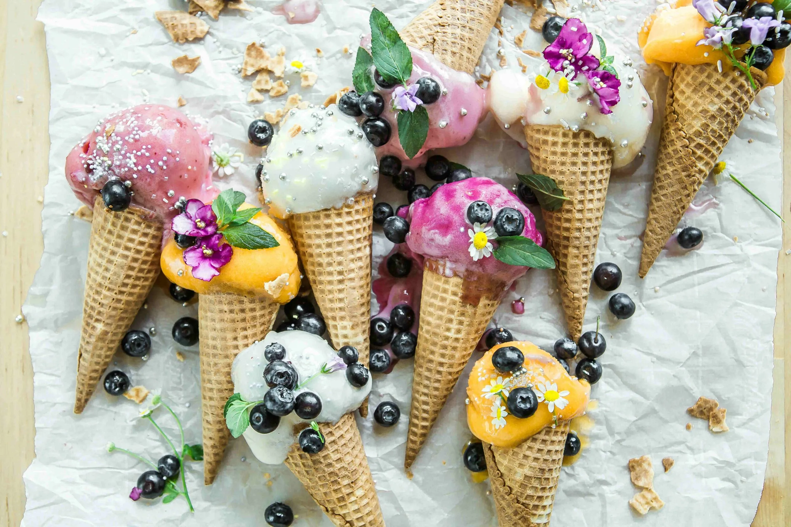 Helados botánicos con flores, hierbas y especias en una vitrina artesanal de España