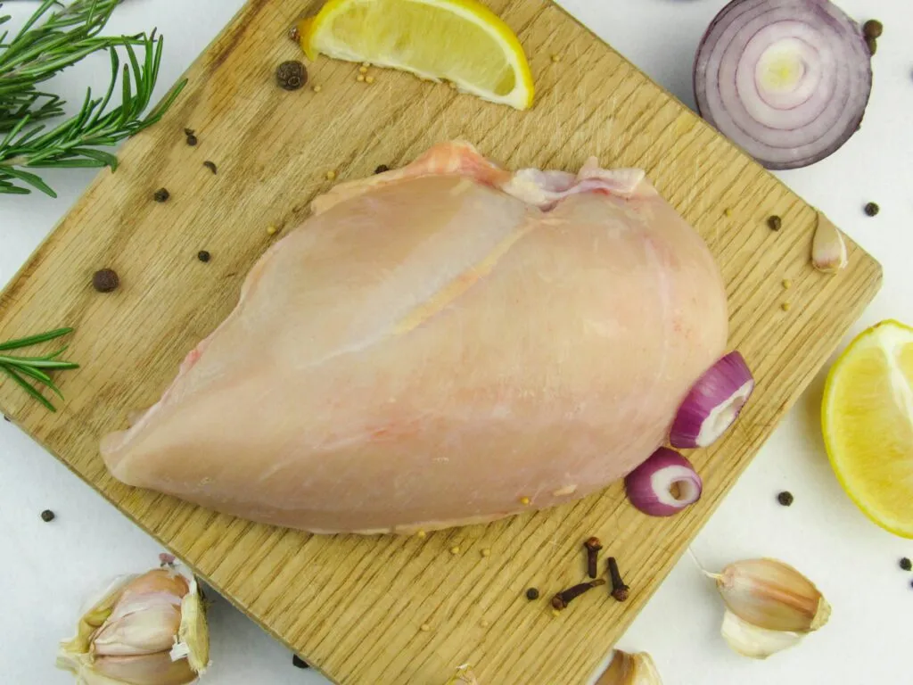 Carne de pollo cocinada correctamente como parte de una alimentación segura y saludable