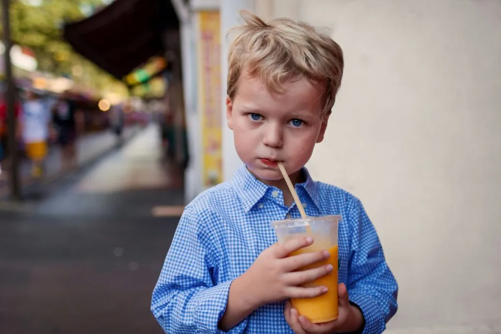 Niña bebiendo agua como parte de hábitos saludables relacionados con la presión arterial infantil y la salud cardiovascular futura