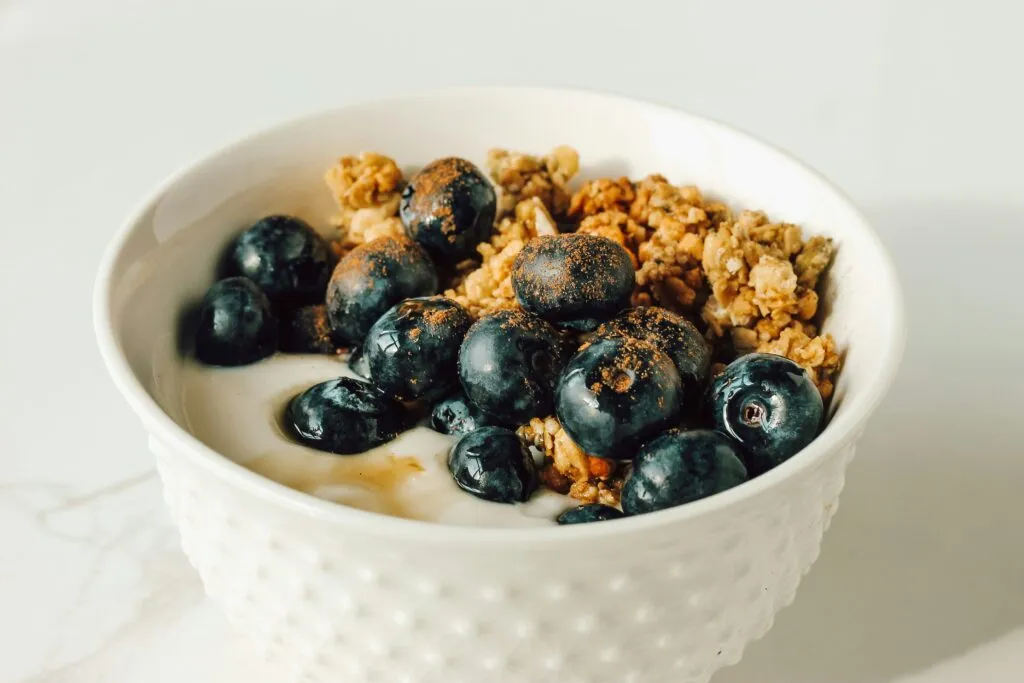 Yogur saludable natural y griego sin azúcares añadidos en una alimentación equilibrada