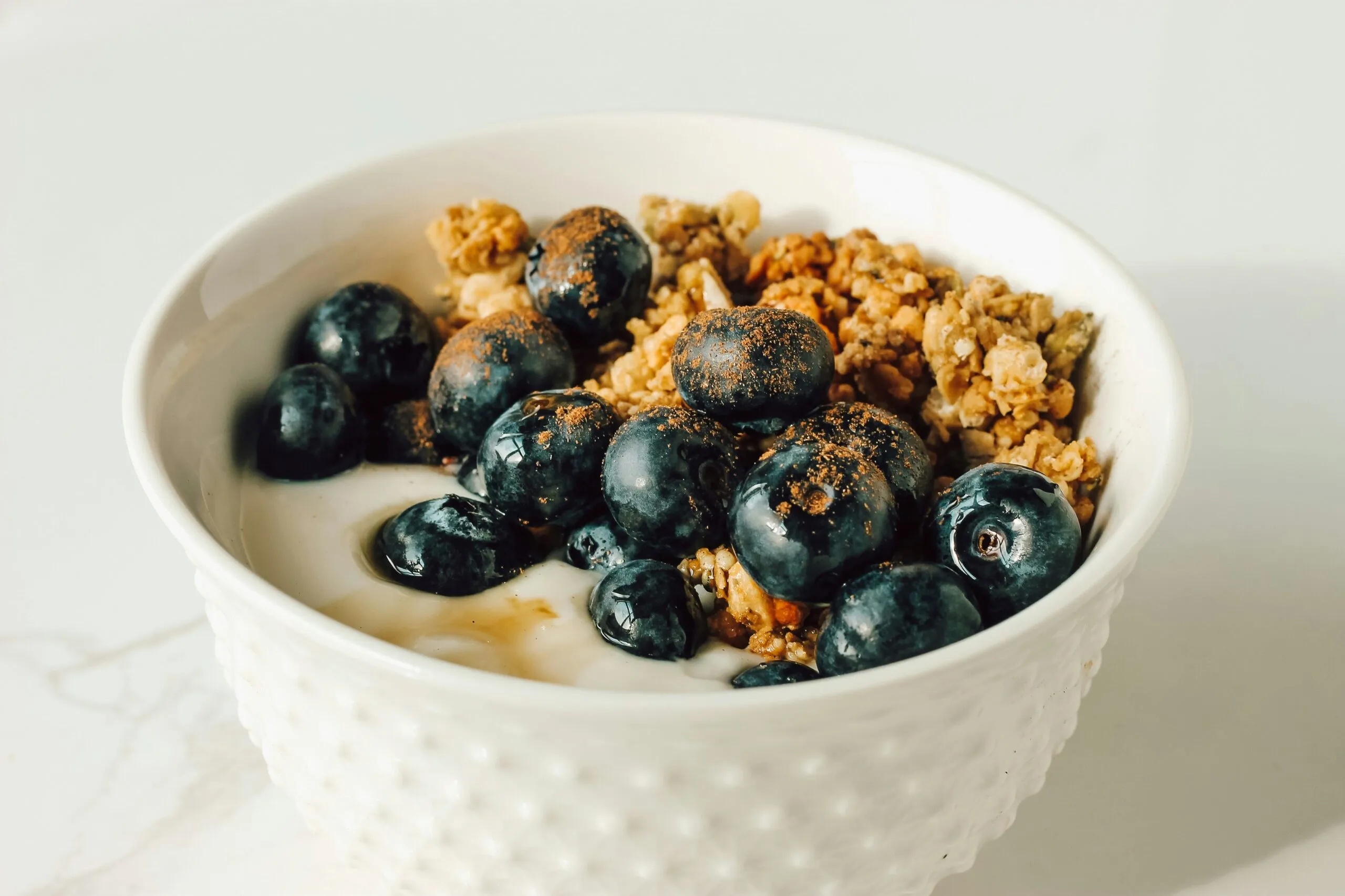 Yogur saludable natural y griego sin azúcares añadidos en una alimentación equilibrada