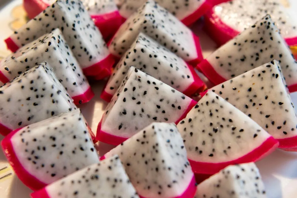 Pitahaya o fruta del dragón con beneficios nutricionales y crecimiento agrícola en Argentina.