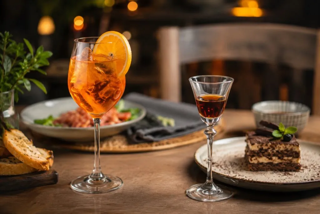 Aperitivo o digestivo servido en una mesa durante una comida y su función dentro de la experiencia gastronómica