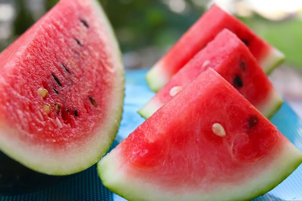 Sandía fresca con alto contenido de agua y antioxidantes, ideal para una alimentación saludable e hidratación diaria.
