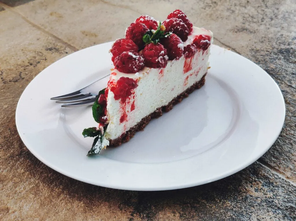 Tarta de queso exprés sin horno lista en cinco minutos con textura cremosa e ingredientes accesibles para el hogarTarta de queso exprés sin horno lista en cinco minutos con textura cremosa e ingredientes accesibles para el hogar