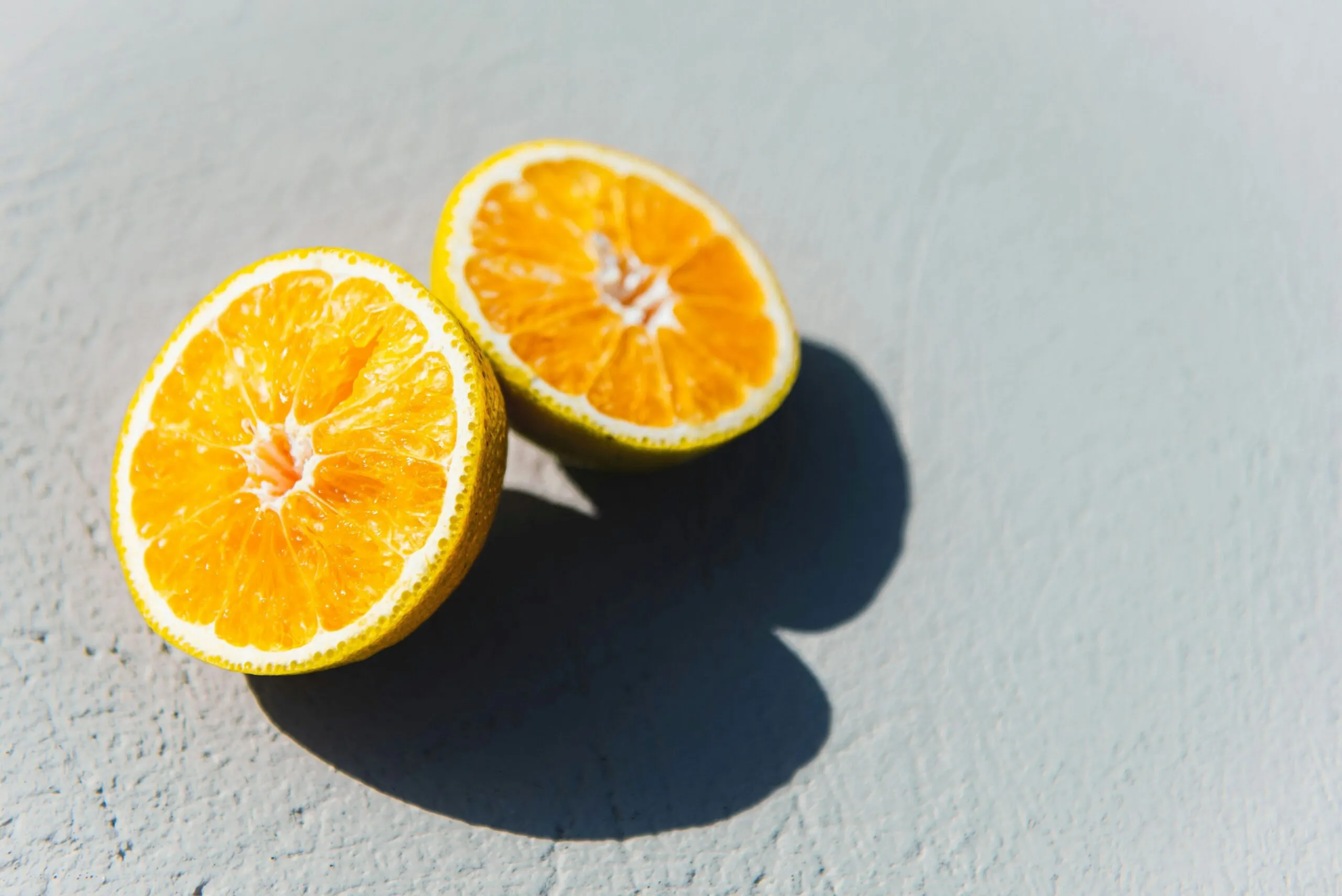 Vitamina C y cerebro en mayores de 60 relacionada con mejor estructura cerebral y conectividad neuronal