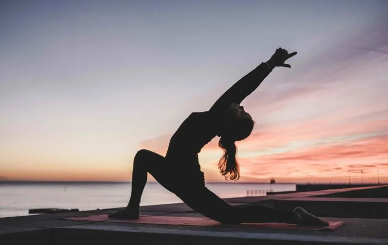 Yoga y sueño mejoran ansiedad, fatiga e insomnio en sobrevivientes de cáncer
