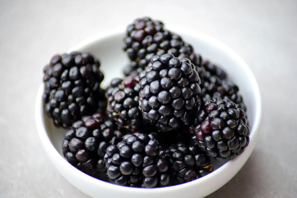 Zarzamoras como snack saludable con fibra, antioxidantes y vitamina C para una alimentación equilibrada