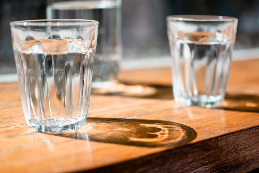Agua fría y digestión según la evidencia científica en personas sanas durante el verano.