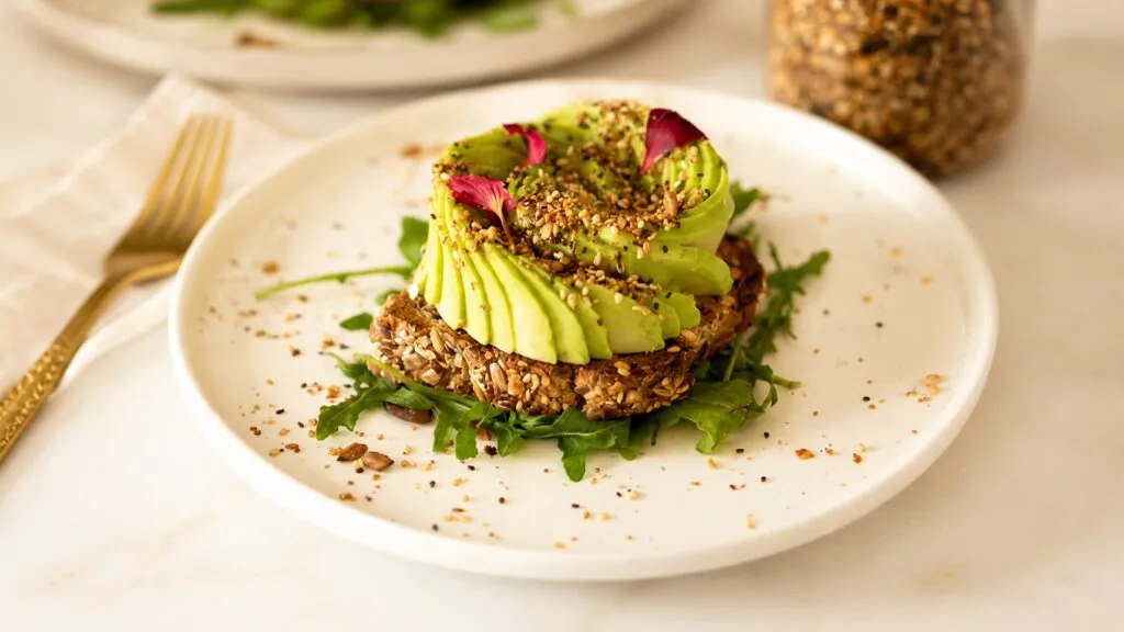 Aguacate en verano con ensalada fresca y alimentos saludables para una dieta equilibrada en México.