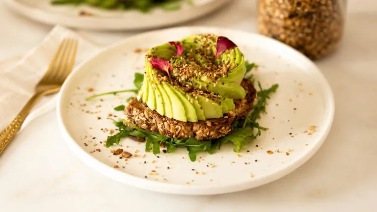 Aguacate en verano con ensalada fresca y alimentos saludables para una dieta equilibrada en México.