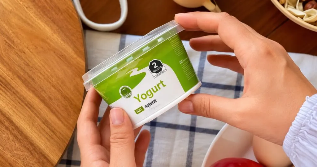 Alimentos con sellos de advertencia y etiquetado nutricional para elegir opciones saludables.
