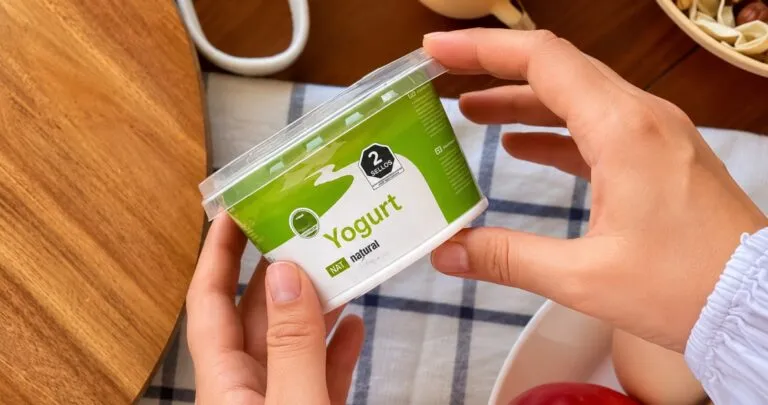 Alimentos con sellos de advertencia y etiquetado nutricional para elegir opciones saludables.