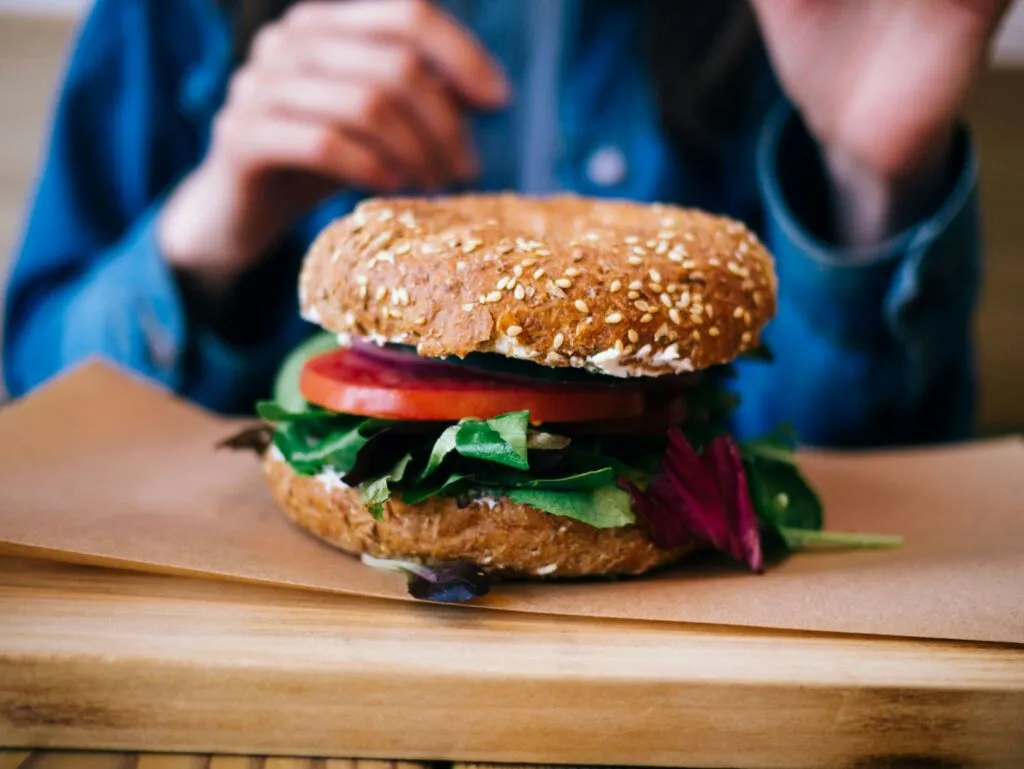 Aditivos en alimentos veganos en productos procesados y revisión de ingredientes para una alimentación saludable.