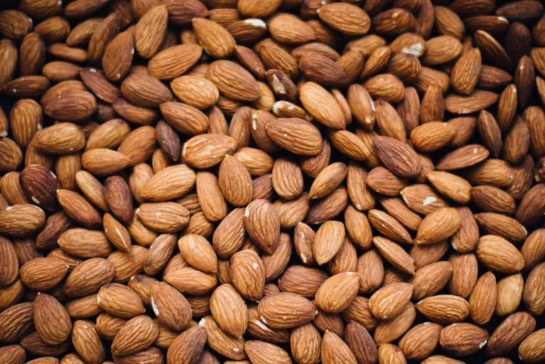Almendras diarias en un recipiente como parte de una alimentación saludable y equilibrada.