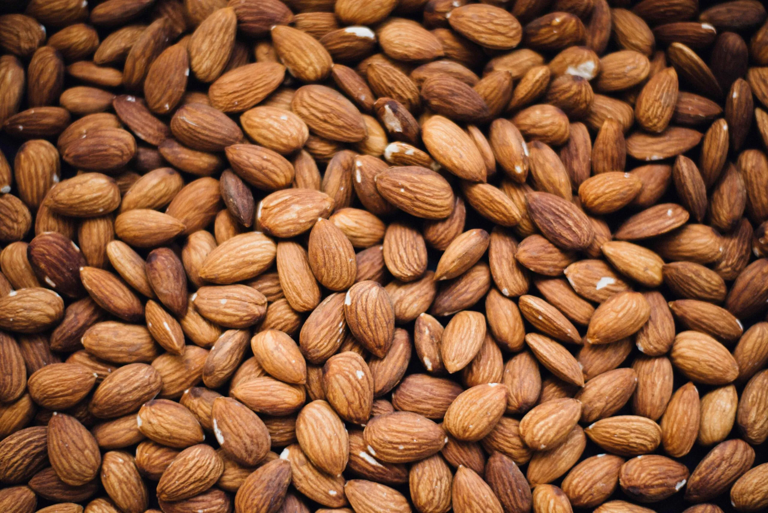 Almendras diarias en un recipiente como parte de una alimentación saludable y equilibrada.