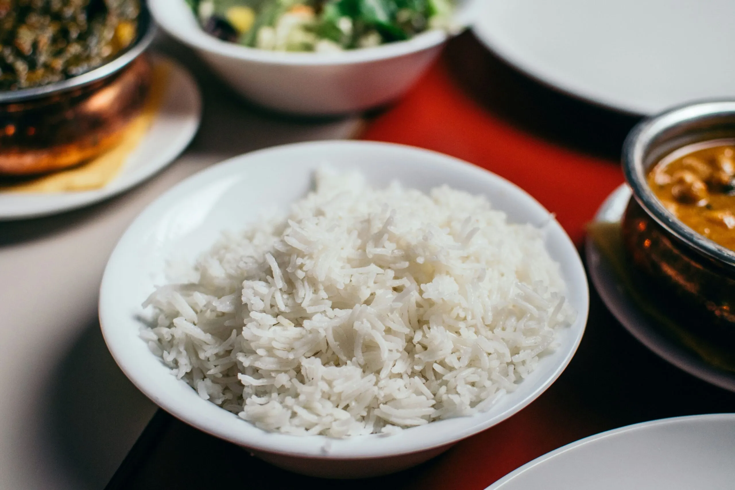 Arroz blanco preparado con caldo casero, ajo y laurel para mejorar sabor, aroma y textura.